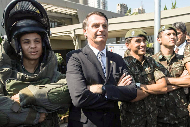 Jair Bolsonaro rodeado de militares